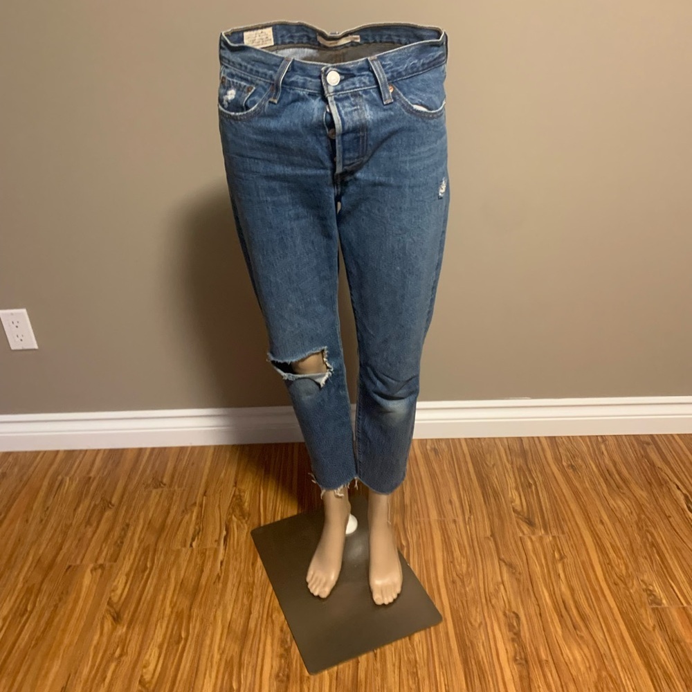 Levi’s Women's Wedgie Ankle Cropped Distressed Blue Jeans Size 26/27